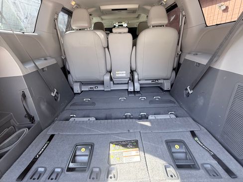 Used 2020 Toyota Sienna XLE Premium FWD image 24