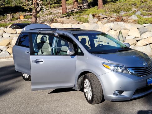Used 2015 Toyota Sienna Limited Premium image 19