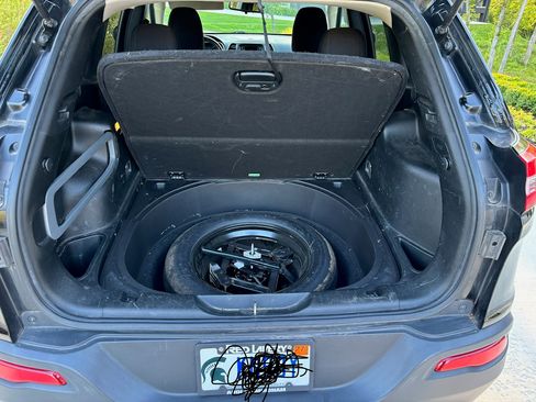 Used 2018 Jeep Cherokee Latitude w/ Altitude Package AWD/4WD image 11