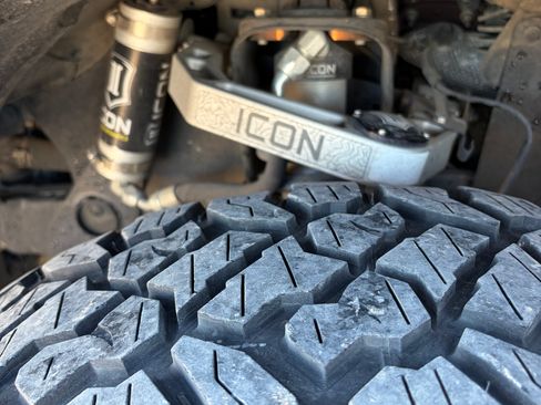 Used 2016 Toyota Tacoma TRD Off-Road w/ Premium & Technology Package image 10