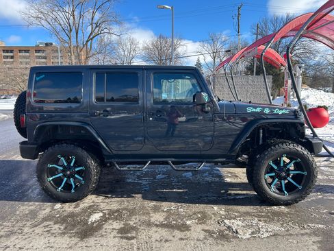 Used 2017 Jeep Wrangler Unlimited Sahara w/ Connectivity Group image 8