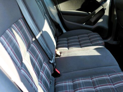 Used 2011 Volkswagen Golf 4-Door image 26