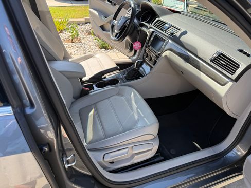 Used 2018 Volkswagen Passat 2.0T SE image 5