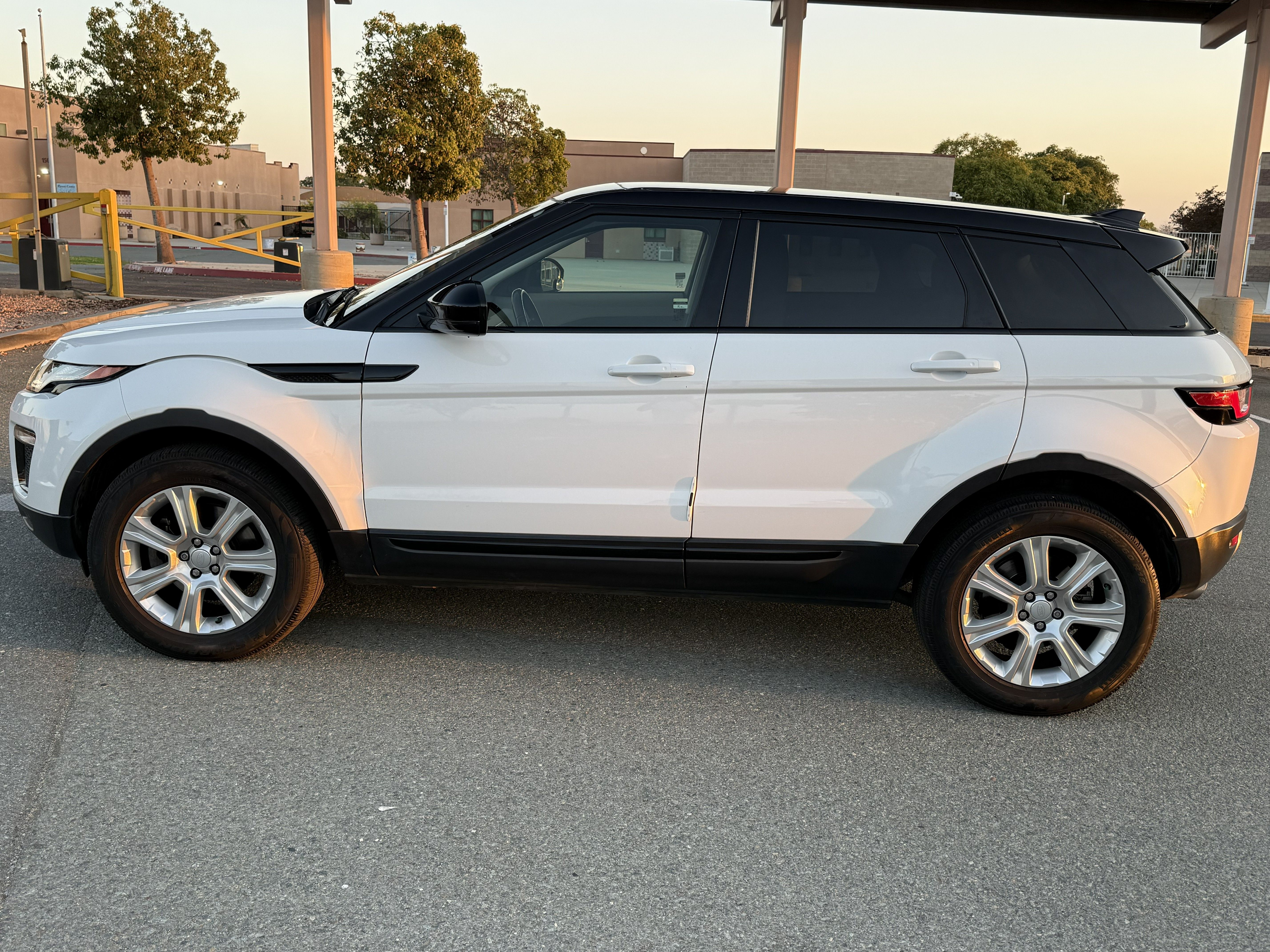 Used 2018 Land Rover Range Rover Evoque SE Premium AWD/4WD image 1