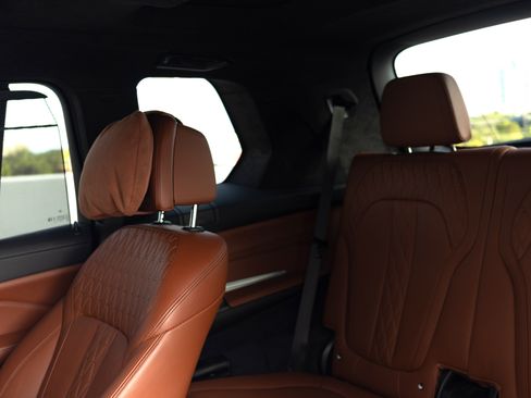 Used 2022 BMW X7 M50i w/ Dynamic Handling Package image 21