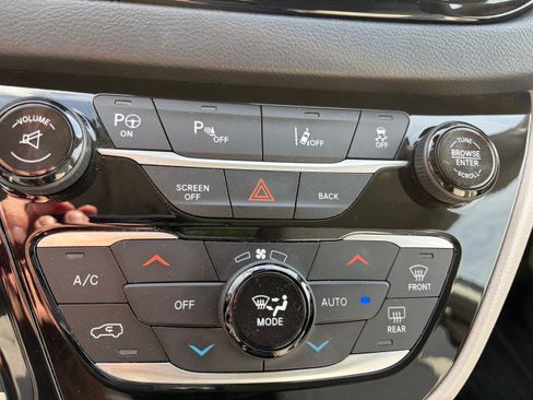 Used 2017 Chrysler Pacifica Touring-L Plus w/ Advanced Safetytec Group FWD image 22