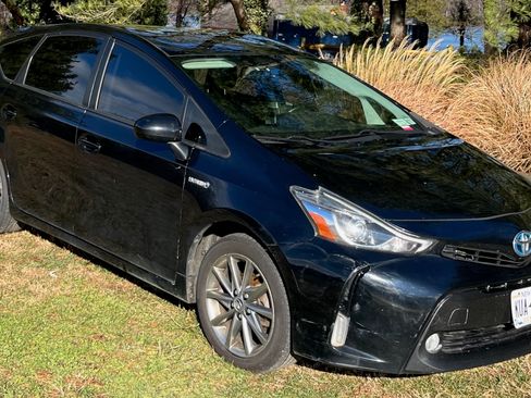 Used 2015 Toyota Prius V Five image 2
