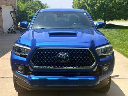 Used 2018 Toyota Tacoma TRD Sport AWD/4WD image 2