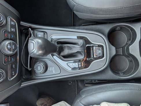 Used 2021 Jeep Cherokee Limited image 15