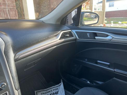 Used 2020 Ford Fusion SE image 9