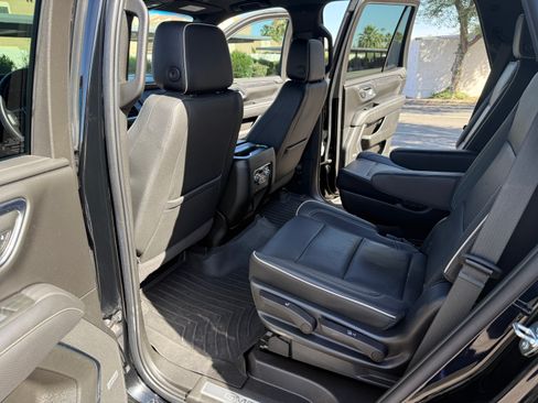 Used 2022 GMC Yukon SLT w/ SLT Luxury Package AWD/4WD image 11