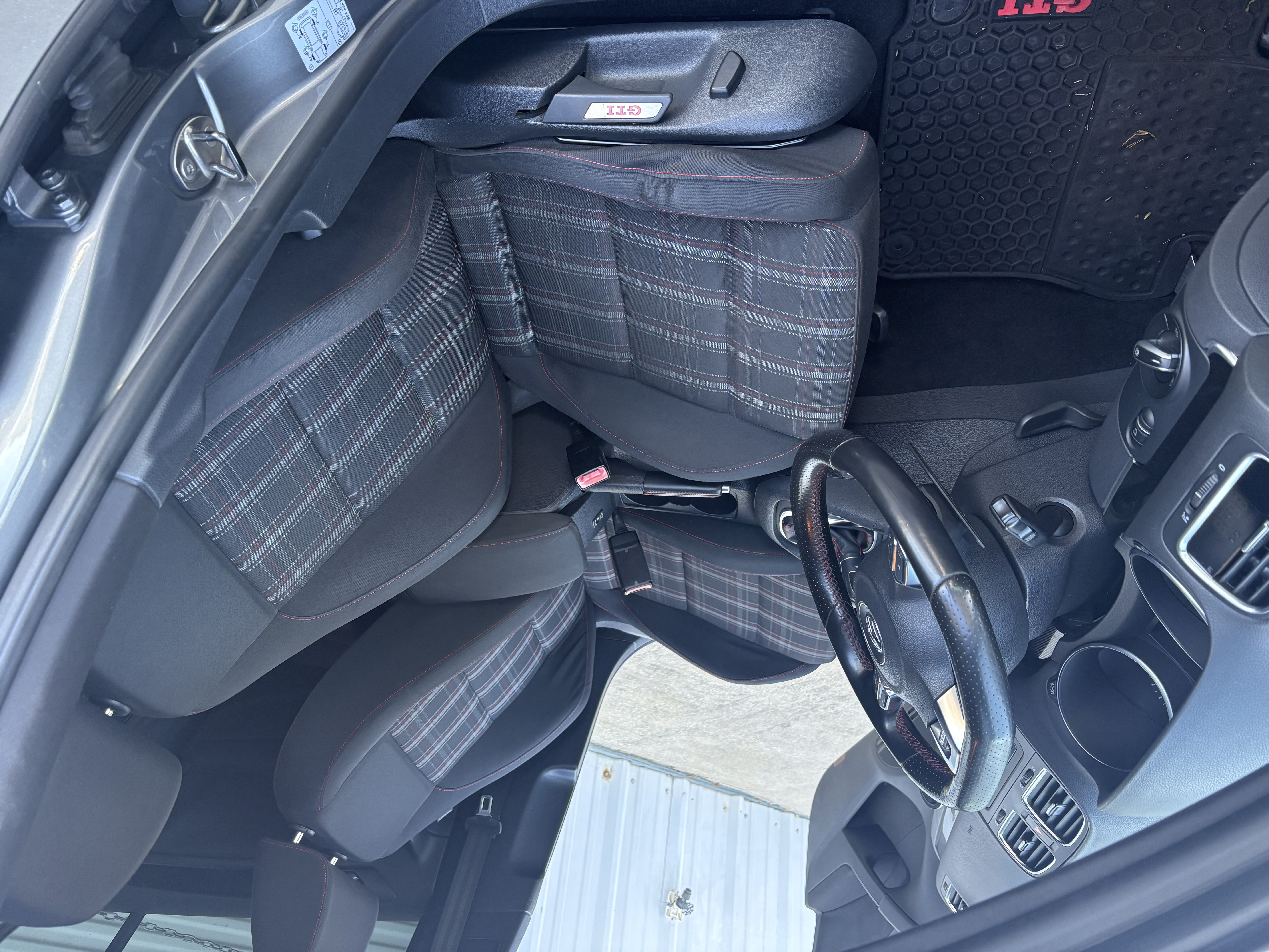 Used 2011 Volkswagen Golf 4-Door FWD image 14