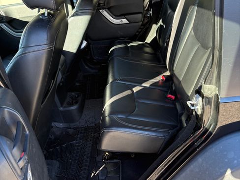 Used 2016 Jeep Wrangler Unlimited Rubicon image 5