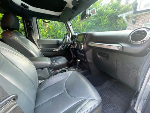 Used 2018 Jeep Wrangler Unlimited Rubicon w/ Connectivity Group AWD/4WD image 18