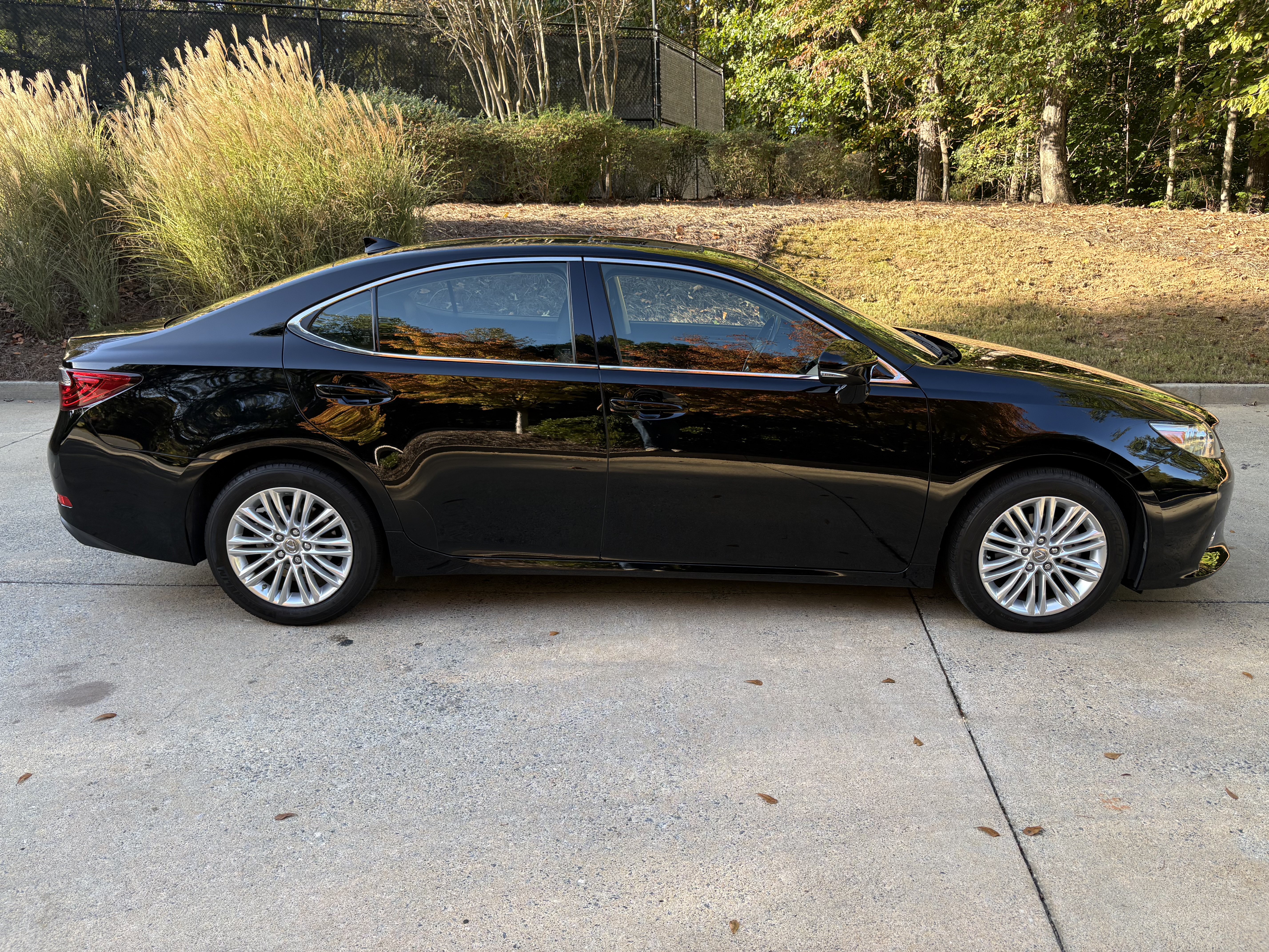 Used 2015 Lexus ES 350 w/ Luxury Package FWD image 2