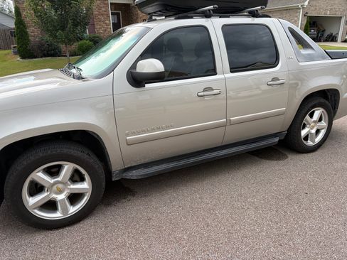 Used 2007 Chevrolet Avalanche LTZ w/ LTZ Preferred Equipment Group RWD image 2