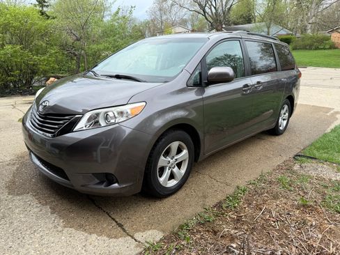 Used 2013 Toyota Sienna LE image 4