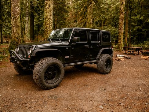 Used 2010 Jeep Wrangler Unlimited Sport image 4