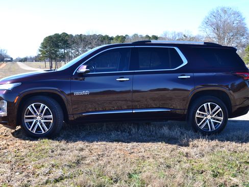 Used 2022 Chevrolet Traverse High Country w/ LPO, Cargo Package image 2