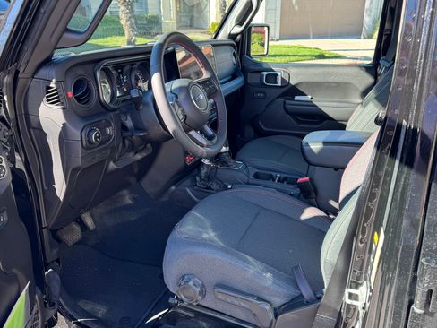 Used 2024 Jeep Gladiator Rubicon w/ Technology Group image 13