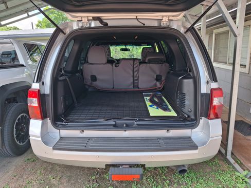 Used 2017 Ford Expedition XLT image 6