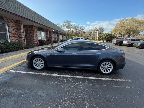 Used 2020 Tesla Model S Long Range Plus image 4