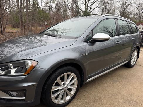 Used 2017 Volkswagen Golf Alltrack SE image 1