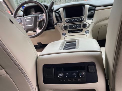 Used 2020 GMC Yukon XL Denali w/ Denali Premium Package image 13