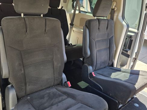 Used 2016 Dodge Grand Caravan SXT FWD image 4