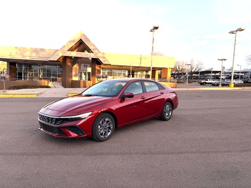 Used 2024 Hyundai Elantra SEL image 1