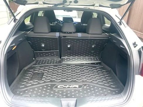 Used 2021 Toyota C-HR XLE image 1