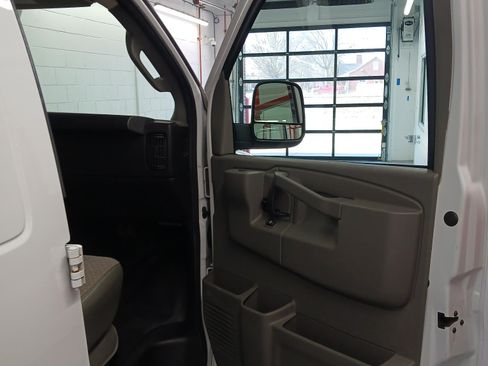Used 2018 Chevrolet Express 2500 w/ Driver Convenience Package image 13
