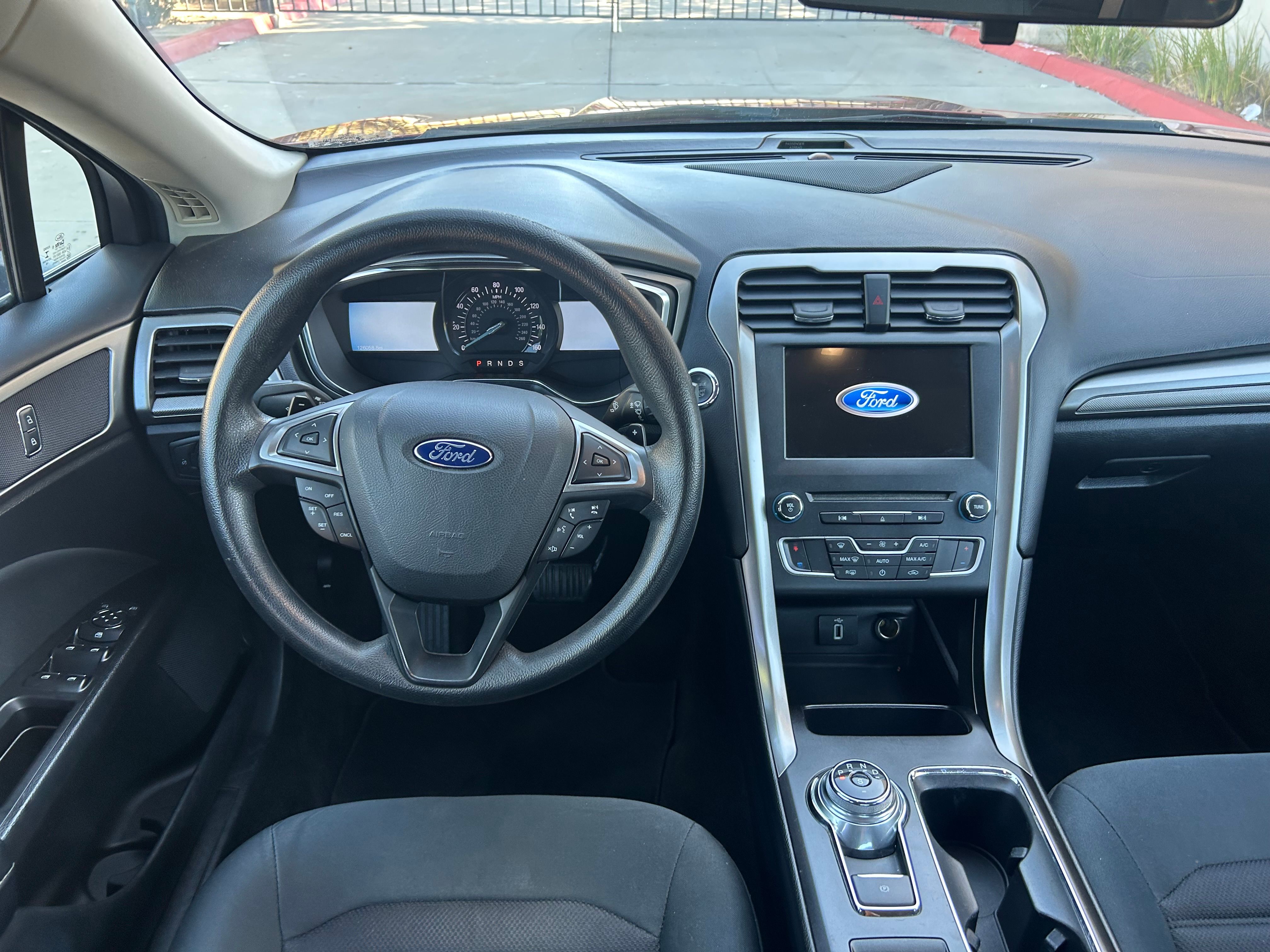 Used 2017 Ford Fusion SE w/ Fusion SE Technology Package FWD image 14