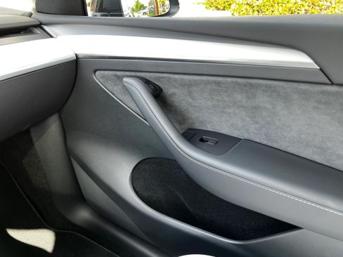 Used 2022 Tesla Model Y Long Range image 12