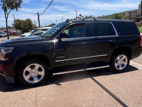 Used 2018 Chevrolet Tahoe LT w/ LT Signature Package RWD image 2