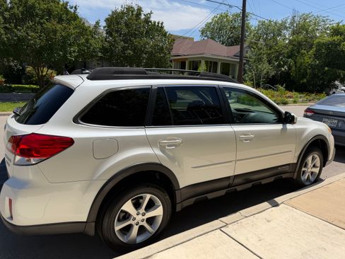 Used 2014 Subaru Outback 3.6R Limited w/ Moonroof Package AWD/4WD image 2