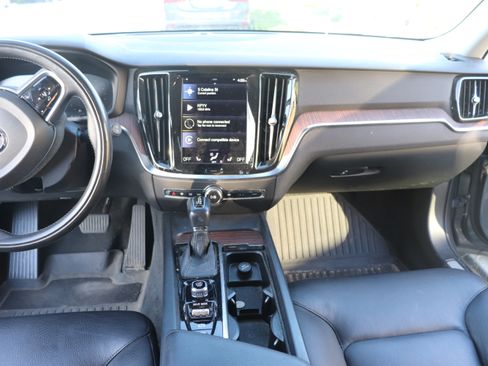 Used 2021 Volvo V60 T5 Momentum w/ Premium Package image 9