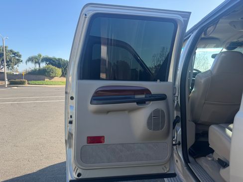 Used 2005 Ford Excursion Limited image 12