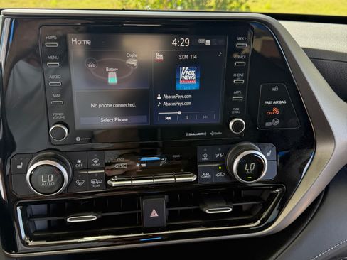 Used 2020 Toyota Highlander XLE FWD image 14