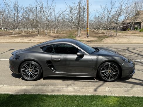 Used 2022 Porsche 718 Cayman GT4 image 10