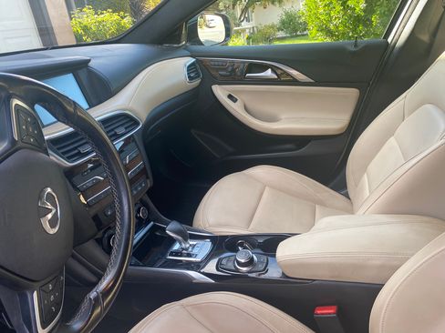 Used 2018 INFINITI QX30 Premium w/ Navigation Package image 8