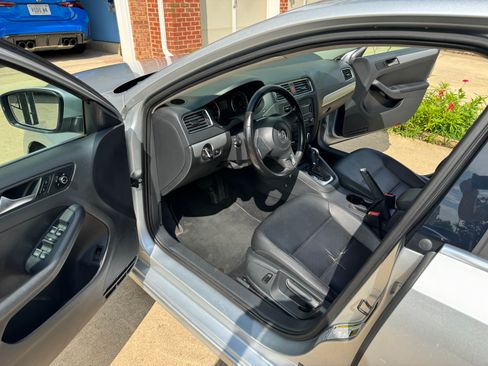 Used 2013 Volkswagen Jetta SE FWD image 9