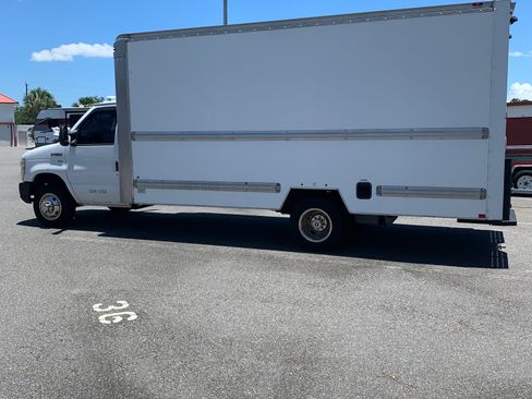 Used 2010 Ford E-350 and Econoline 350 Super Duty RWD image 5