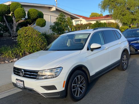 Used 2020 Volkswagen Tiguan SE w/ Panoramic Sunroof Package image 5