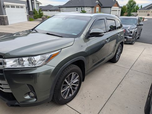Used 2019 Toyota Highlander XLE AWD/4WD image 4