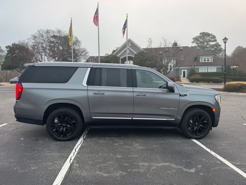 Used 2021 GMC Yukon XL Denali image 2