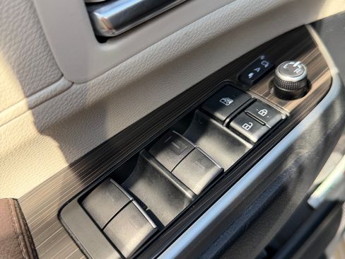 Used 2021 Toyota Sienna Platinum image 5