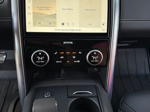 Used 2024 Land Rover Discovery Metropolitan Edition image 4