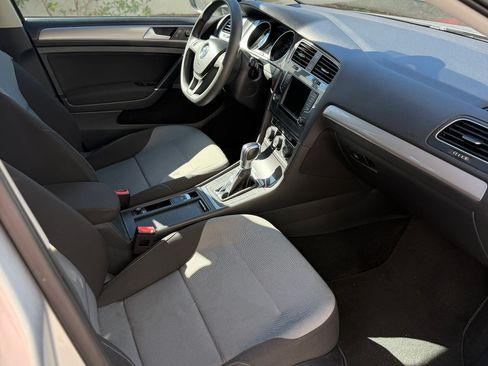 Used 2016 Volkswagen e-Golf SE image 12