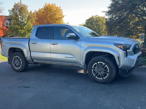 Used 2025 Toyota Tacoma TRD Sport image 13